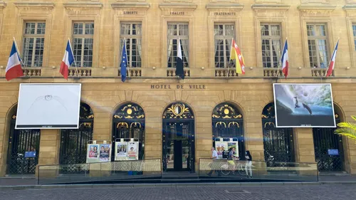 Pourquoi y a-t-il des photos d’animaux sur la façade de la mairie...